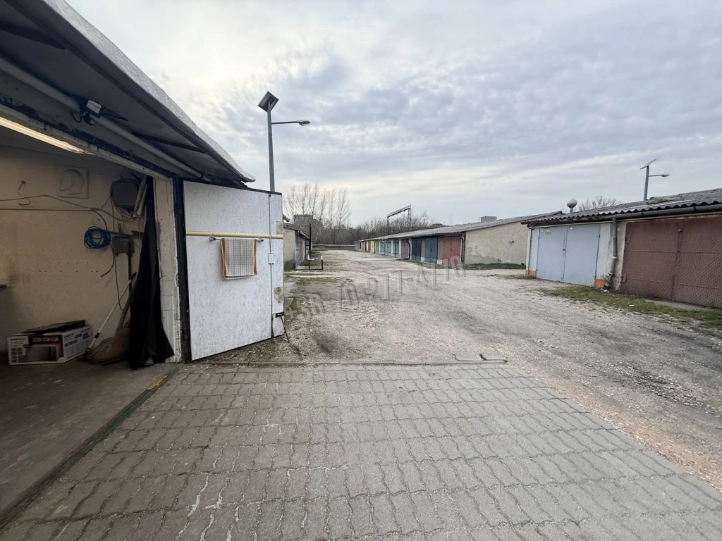 Eladó Garázs, Oroszlány,  Nincs megadva, Mindszenti utca, 22nm, 6700000 Ft