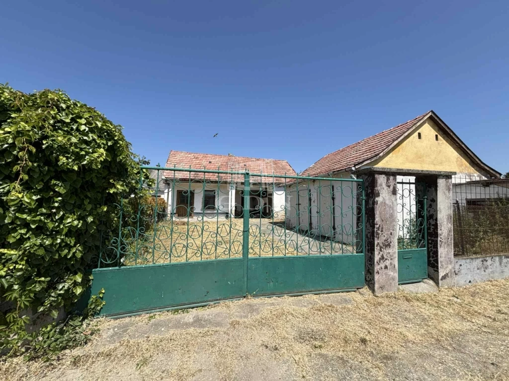 Eladó családi ház, Hajós, Rózsa utca