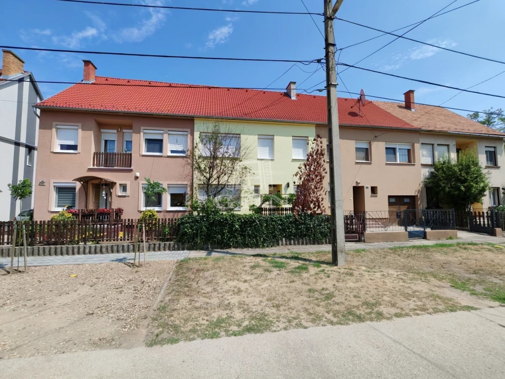 Eladó sorház, Baja, Szállásváros, Meggyfa utca