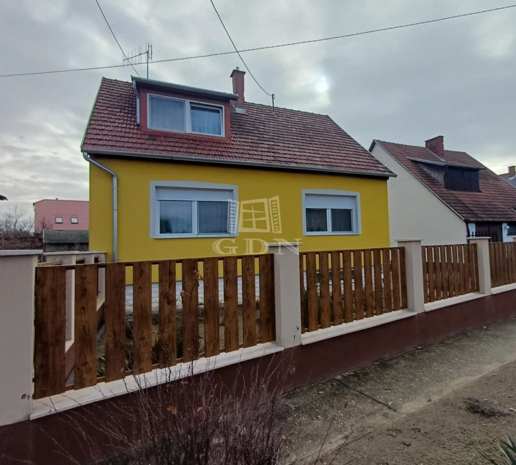 Eladó családi ház, Baja, Bajaszentistván, Csendes, rendezett utca