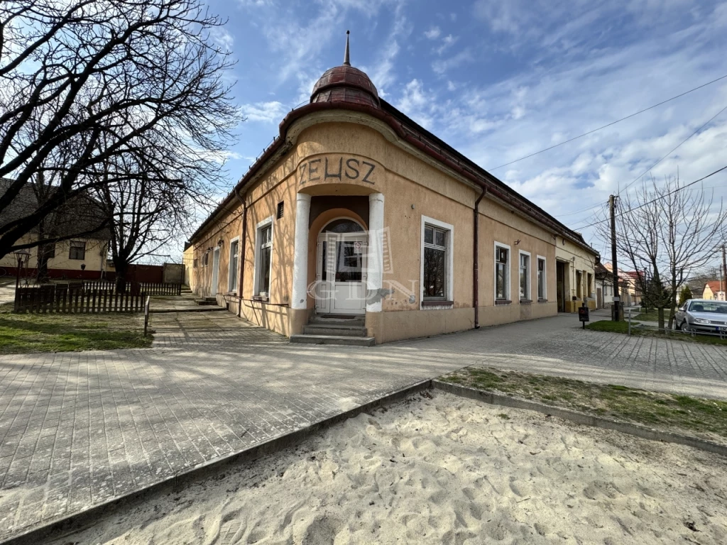 Eladó üzlet, Nagybaracska, Szabadság tér