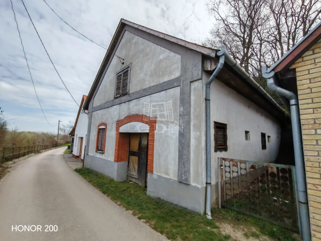 c3-1-name c2-63-name, Nemesnádudvar, Temető Pincesor