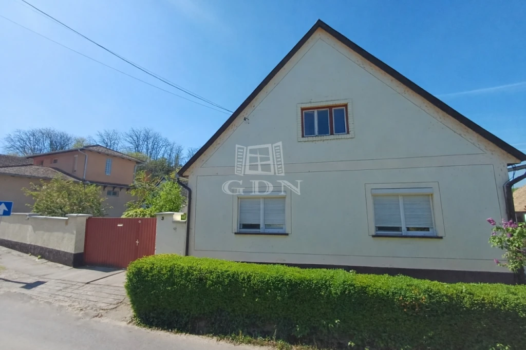 c3-1-name c2-1-name, Nemesnádudvar, Csendes, egyirányú utcában