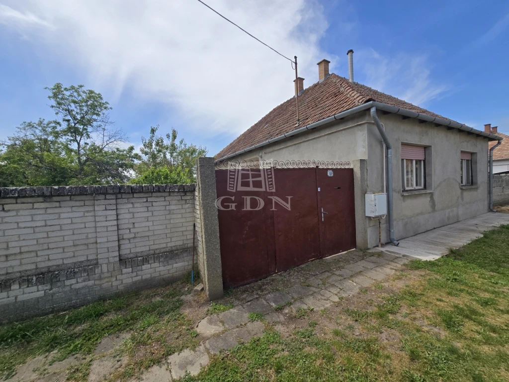 Eladó családi ház, Madaras, Zombori utca