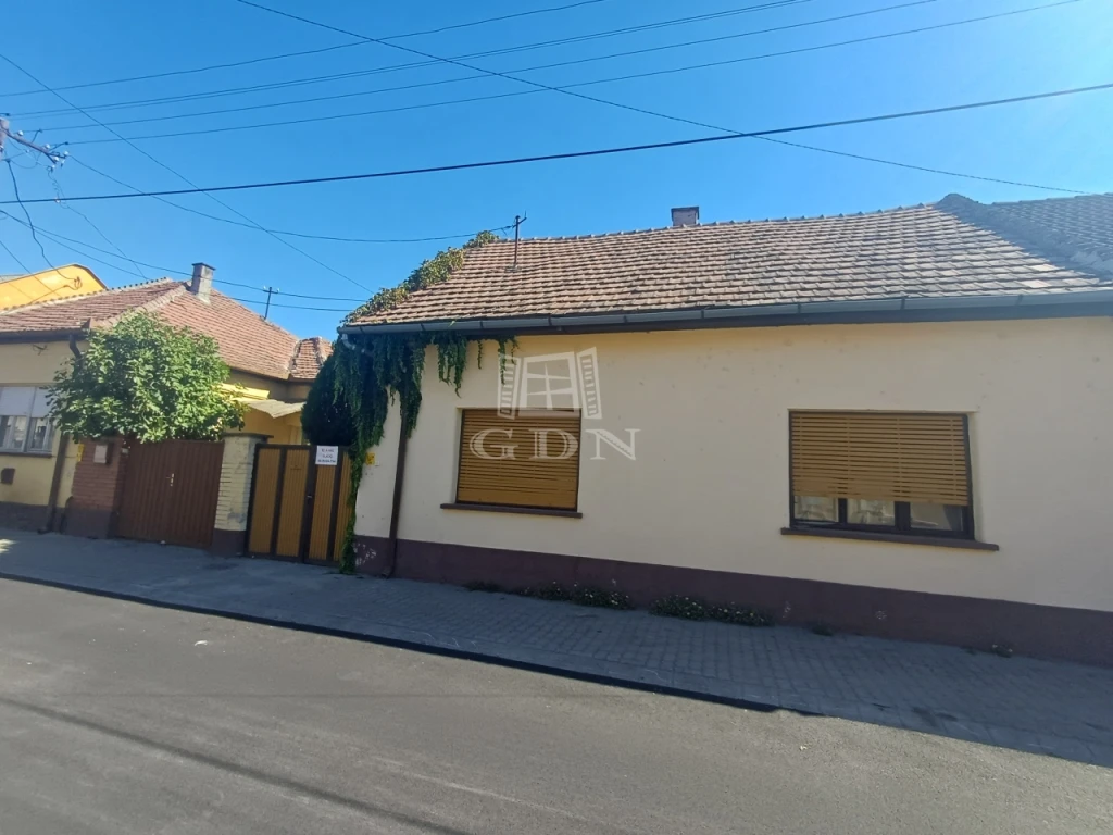 Eladó családi ház, Baja, Belváros, Belvárosban