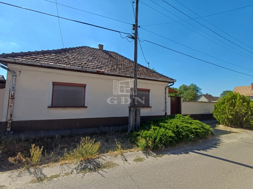 Eladó családi ház, Érsekcsanád, Új sor