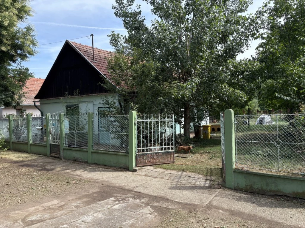 Eladó Kertes ház