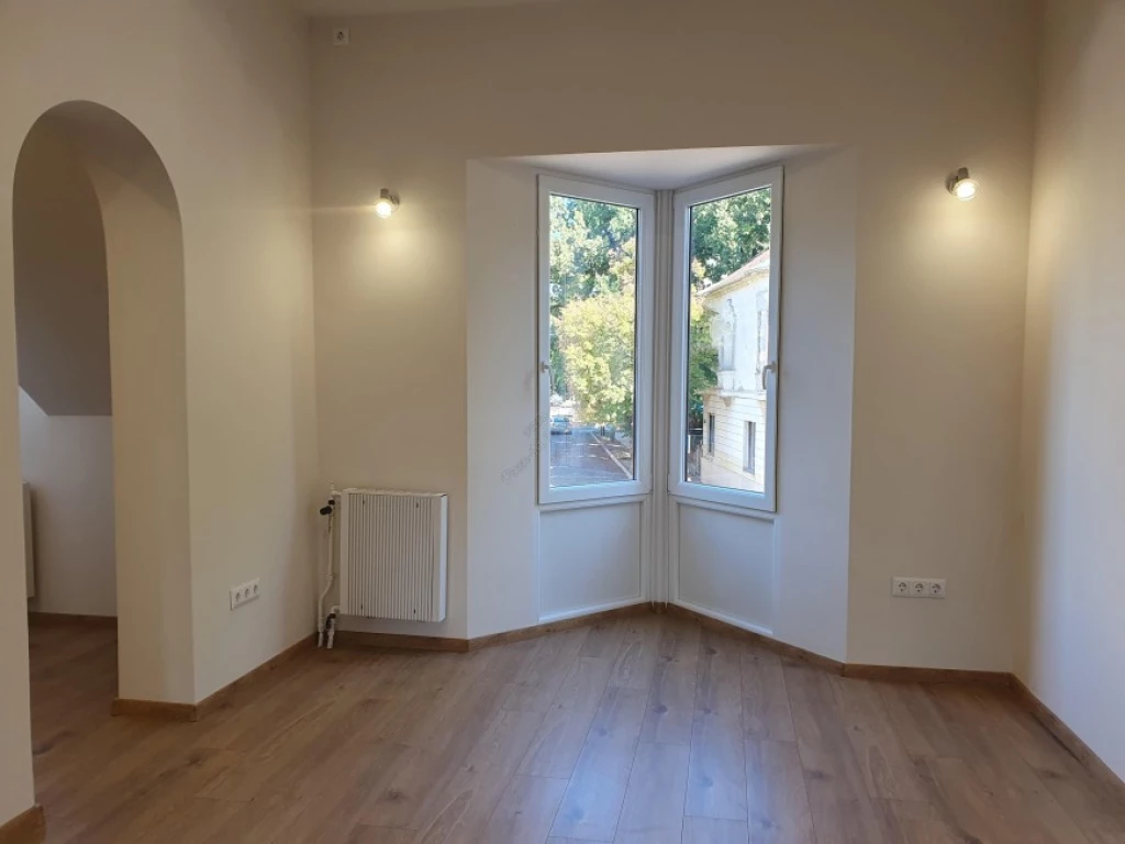 Kiadó Üzlethelyiség, iroda