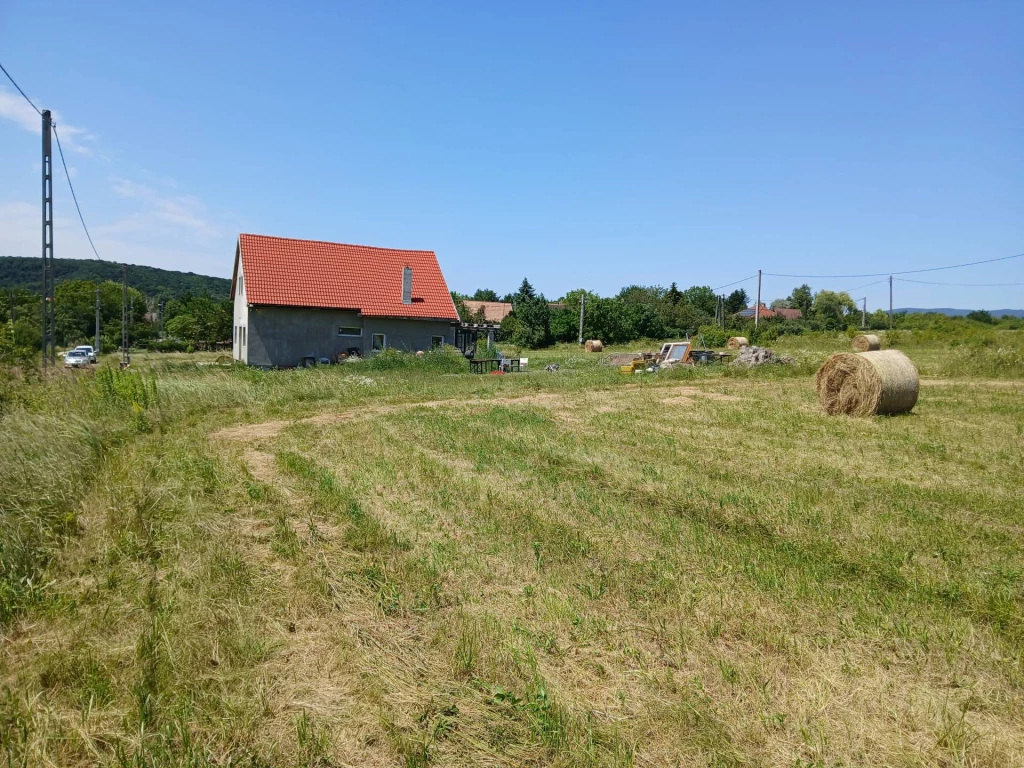 Építési telek a Harsányi tó közelében ELADÓ.