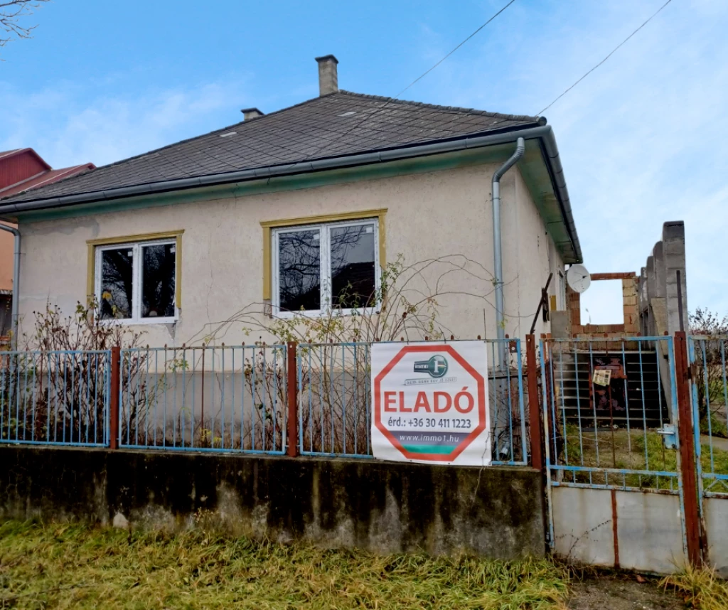 Felújítandó családi ház Halmaj legnépszerűbb utcájában ELADÓ!