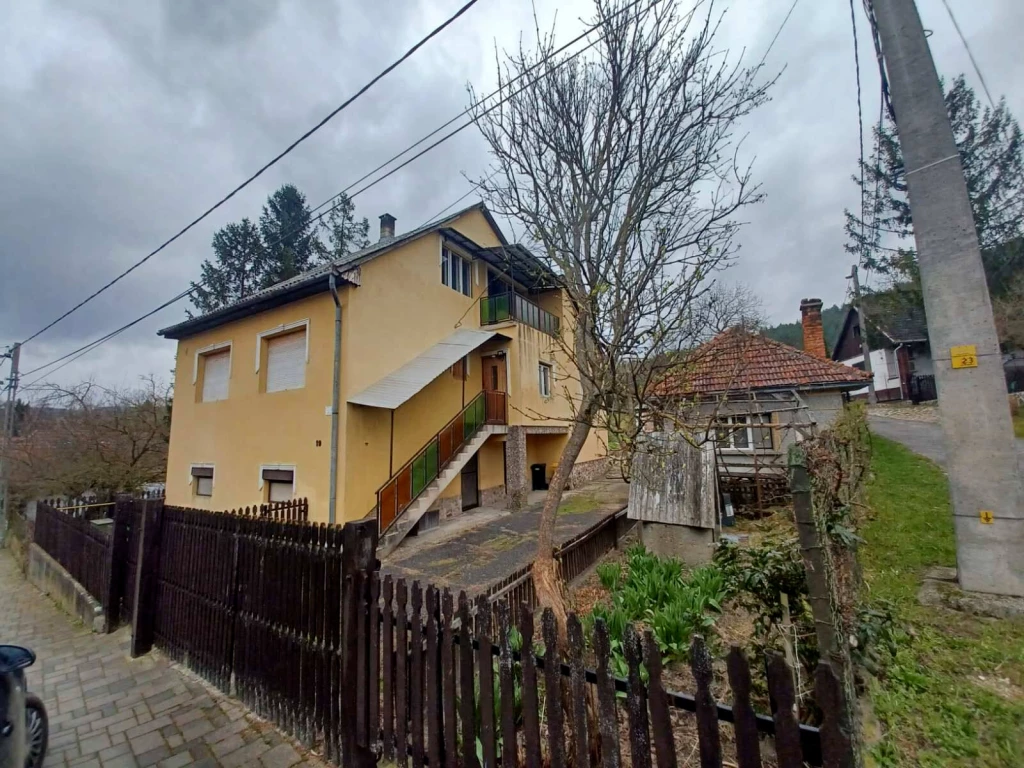 Arka községben, festői környezetben ELADÓ egy 143 m² kétszintes családi ház!