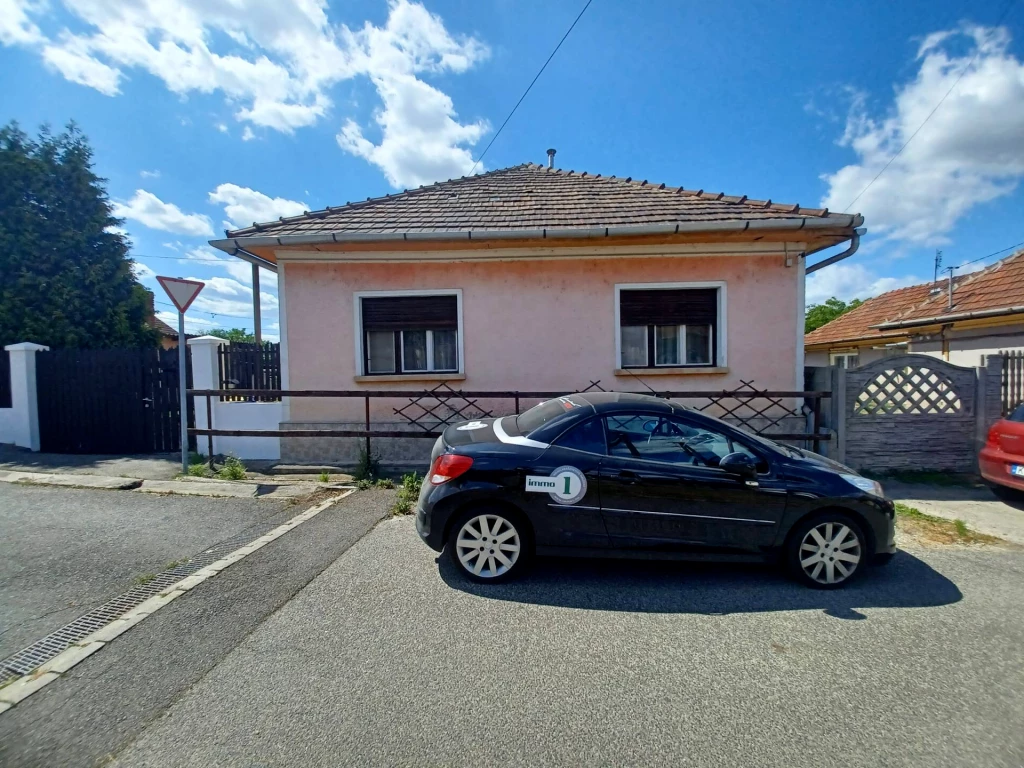 Csendes környezetben, jó adottságokkal rendelkező 3 szobás ikerház eladó Sajószentpéteren!