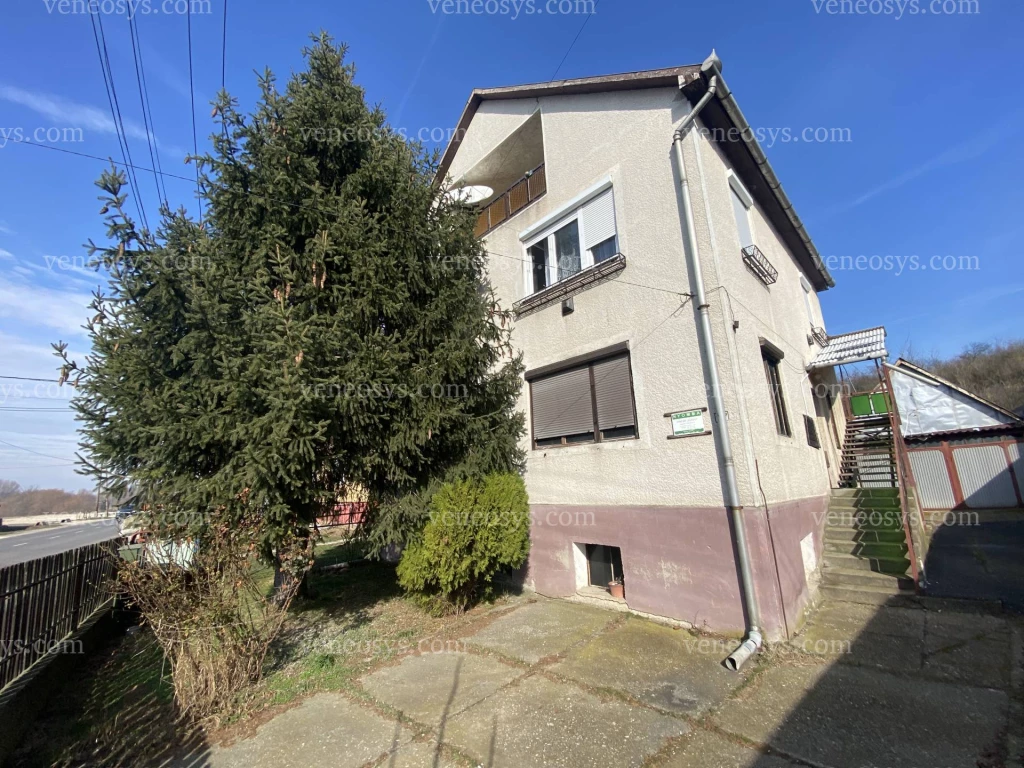 Eladó 160 m²-es, kétgenerációs családi ház Arnóton!