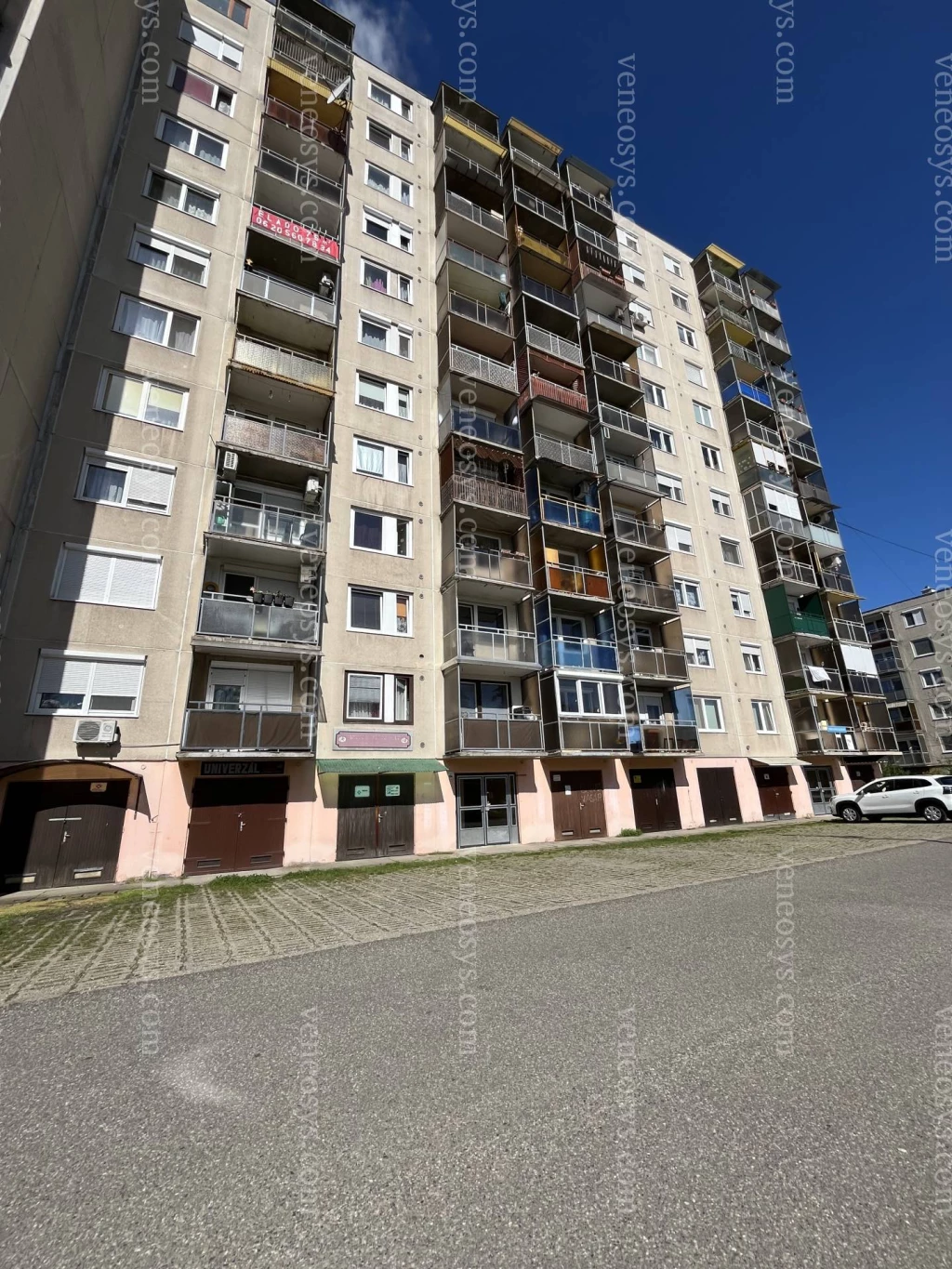Eladásra kínálok Kazincbarcika egyik legkedveltebb részén egy 75 m2-es, 3 szobás + háztartási helyiséges, jó állapotú lakást.