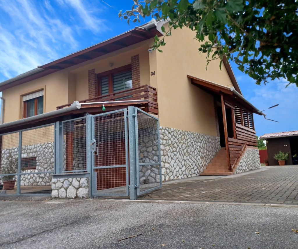 AZONNAL KÖLTÖZHETŐ CSALÁDI HÁZ ELADÓ MEZŐKÖVESD KÖZPONTI RÉSZÉN