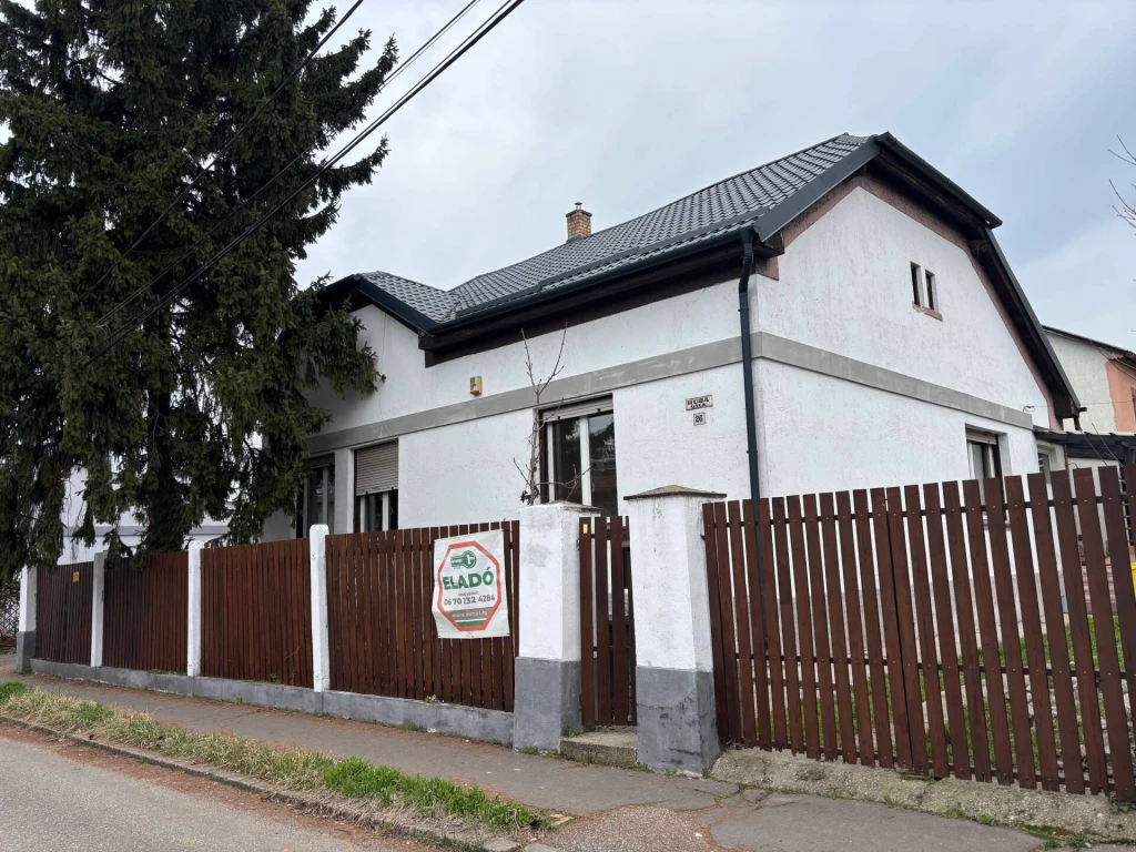 Eladó Miskolc belvárosi, családi házas övezetében, a Huba utcában, egy 160 m² alapterületű, 4 szobás ingatlan, 497 m²-es telekterületen, tágas belső terekkel és nagy belmagassággal, felújítan