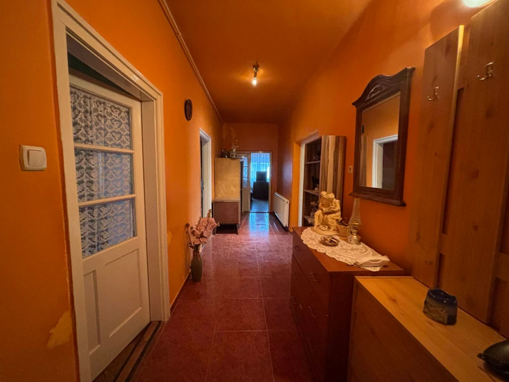 Megvásárlásra kínálunk SZIKSZÓN, egy 105 nm-es, 2+1 szobás CSALÁDI HÁZAT.