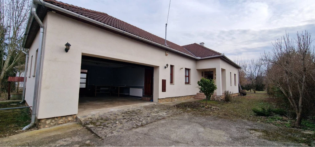 A Kopasz hegy lábánál, a Bodrog folyó partján, festői környezetben eladó családi ház.