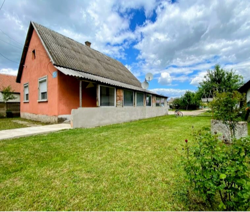 Kivételes lehetőség Köröm településen! Eladó B° 110 m²-es családi ház 811 m²-es telken – tökéletes otthon vidéki nyugalomban!