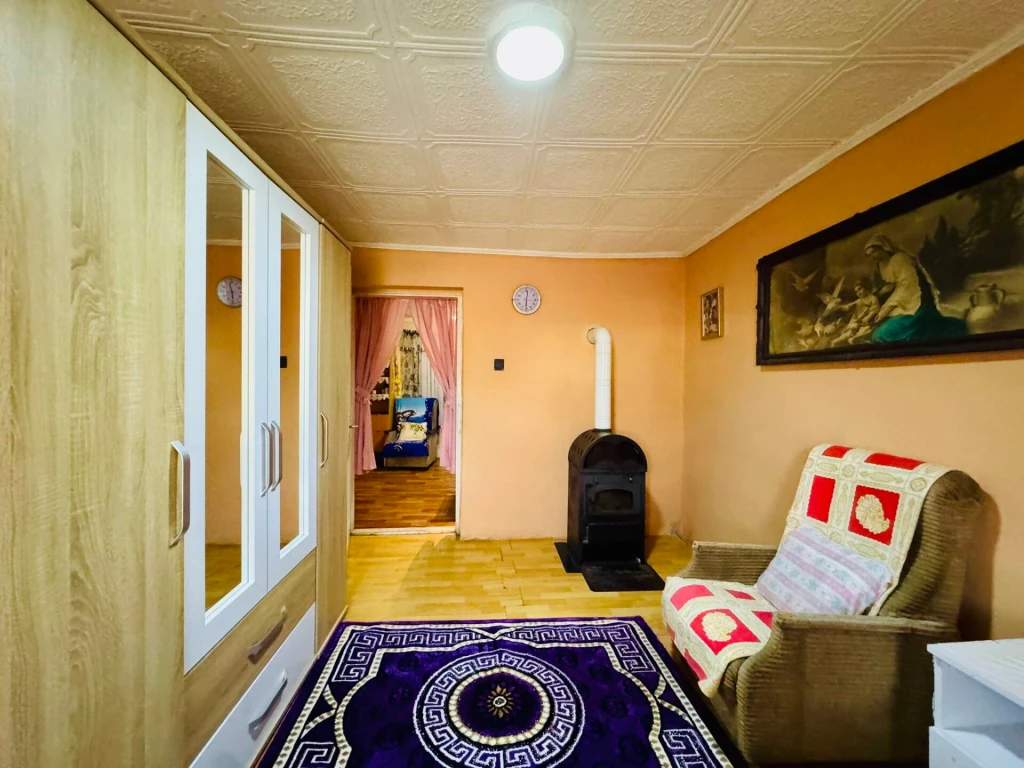Eladó Szikszón, a Móra Ferenc utcában egy 104 m²-es, 3+1 szobás családi ház 520 m²-es telken!
