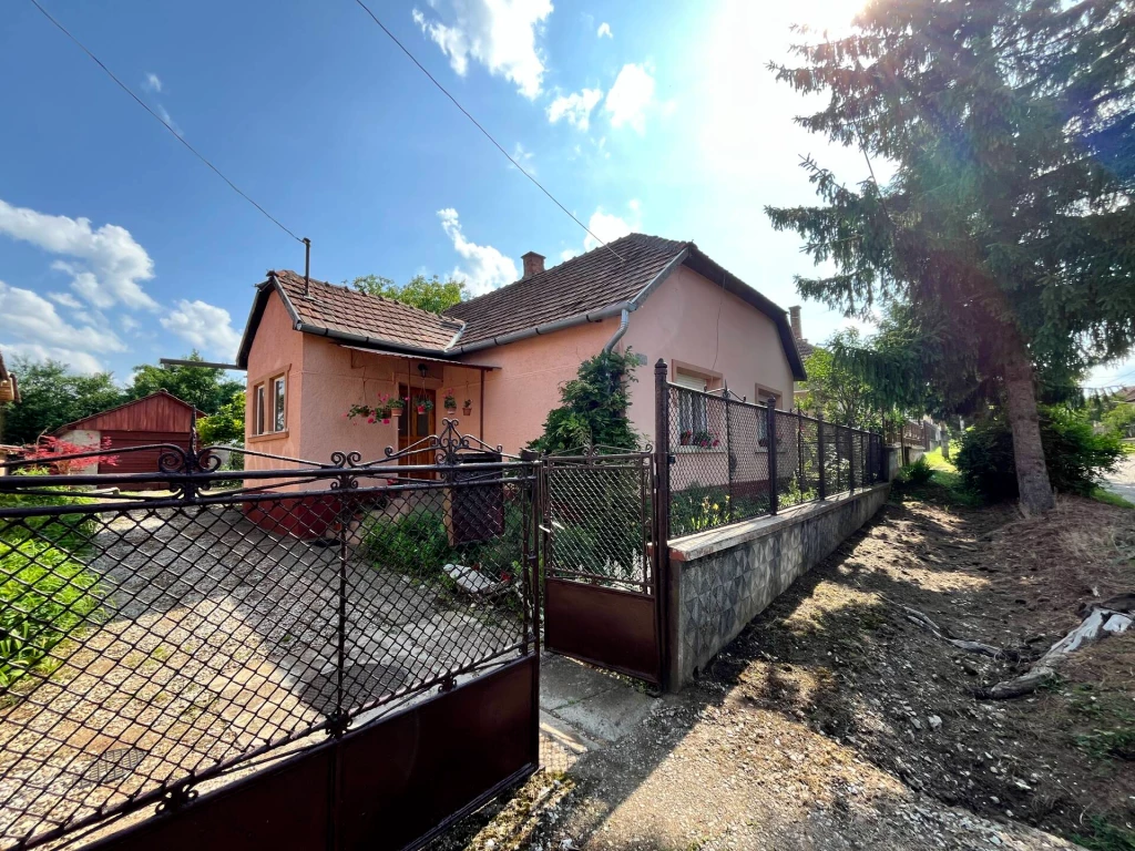 Csend, nyugalom, nagy telek – eladó családi ház Szendrő egyik legkedveltebb utcájában!