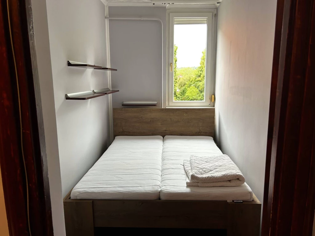 Eladó bútorozott, gépesített lakás a Csabavezér úton