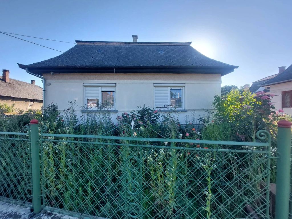 ELADÓ 3 szobás családi ház Forrón!