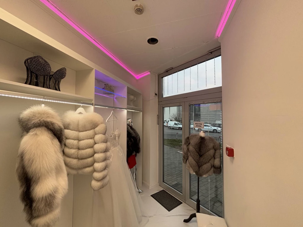 Miskolcon, a Macropolis Épületkomplexum bejáratott üzlethelyiségét kínálom bérleménybe, mely tökéletes választás vállalkozásra, irodának, vagy akár első, ékszerdoboz otthonnak is.