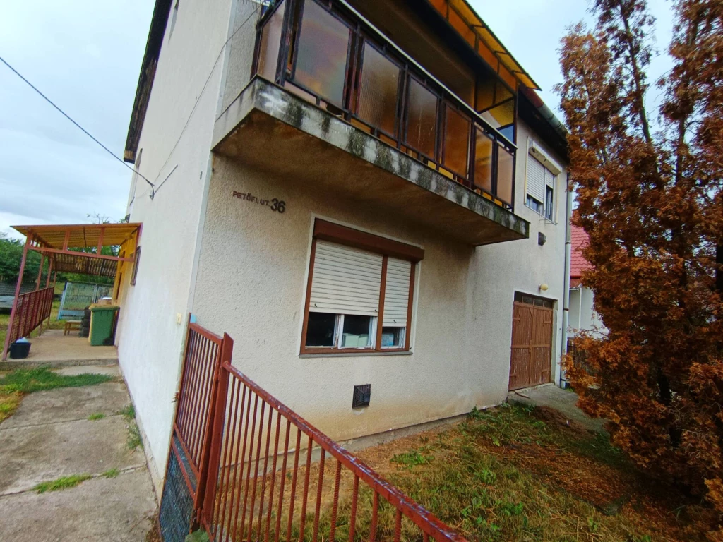 Tágas otthon , hatalmas lehetőség Vajdàcskàn, két szinten!