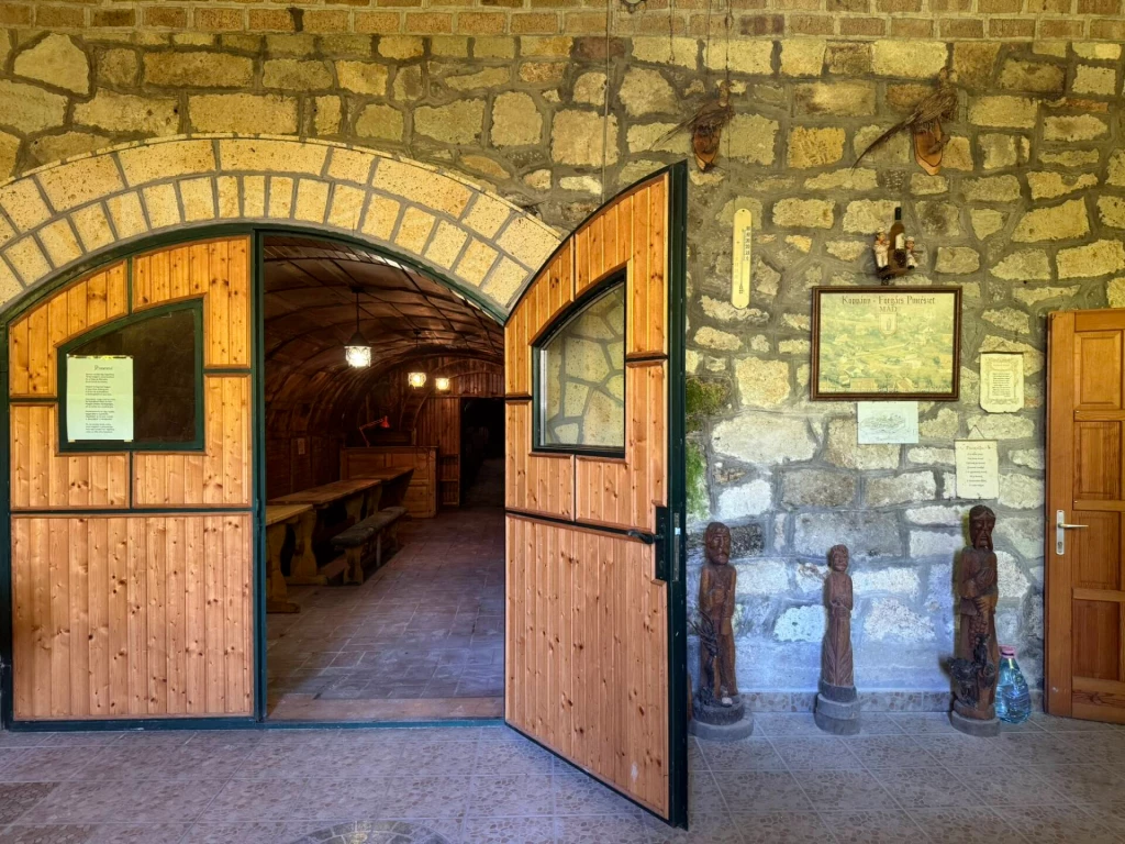 Megvásárlásra kínálok egy  szőlőfeldolgozót  borkápolnával és vinotékával Mád szívében – Tokaj-Hegyalján!