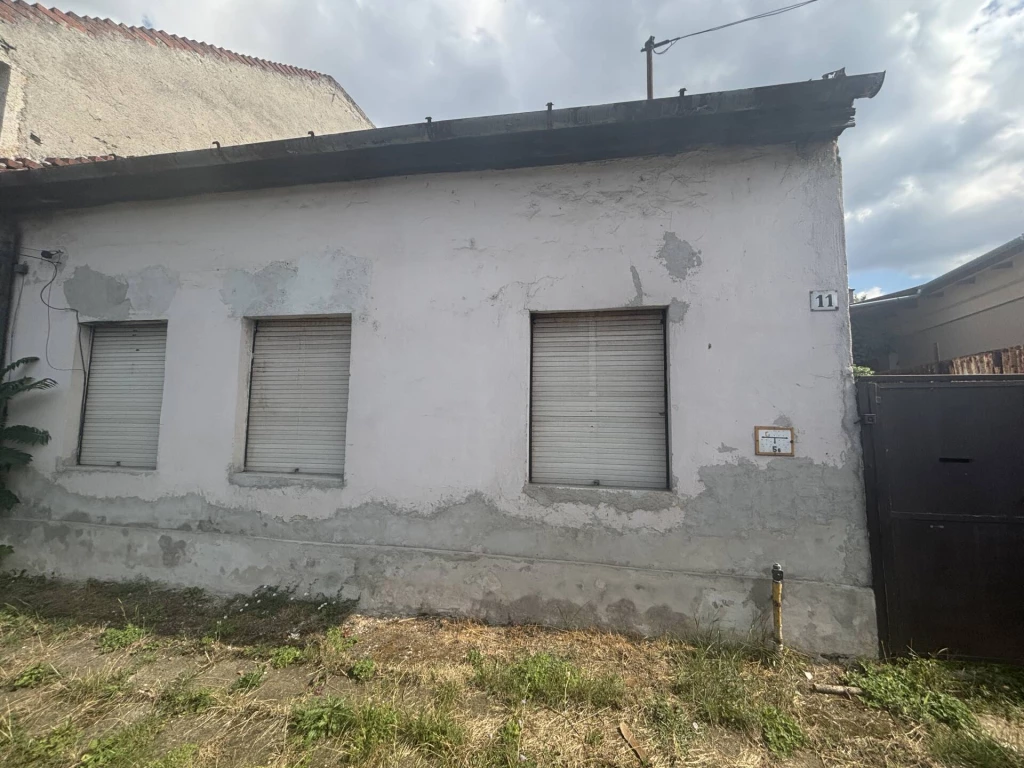 Megvásárlásra kínálok Miskolcon a Gyár utcában egy teljesen felújítandó 77 nm-es családiházat.