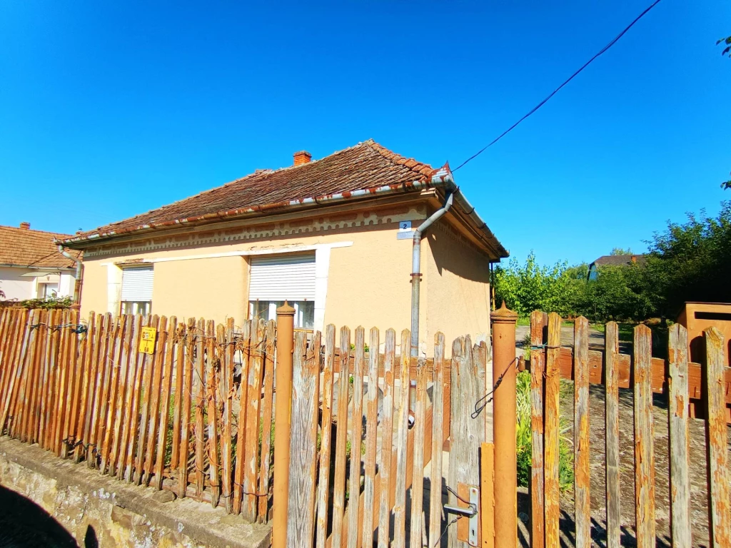 „Falusi hangulat, nagy telek, kőből épült biztonság.”