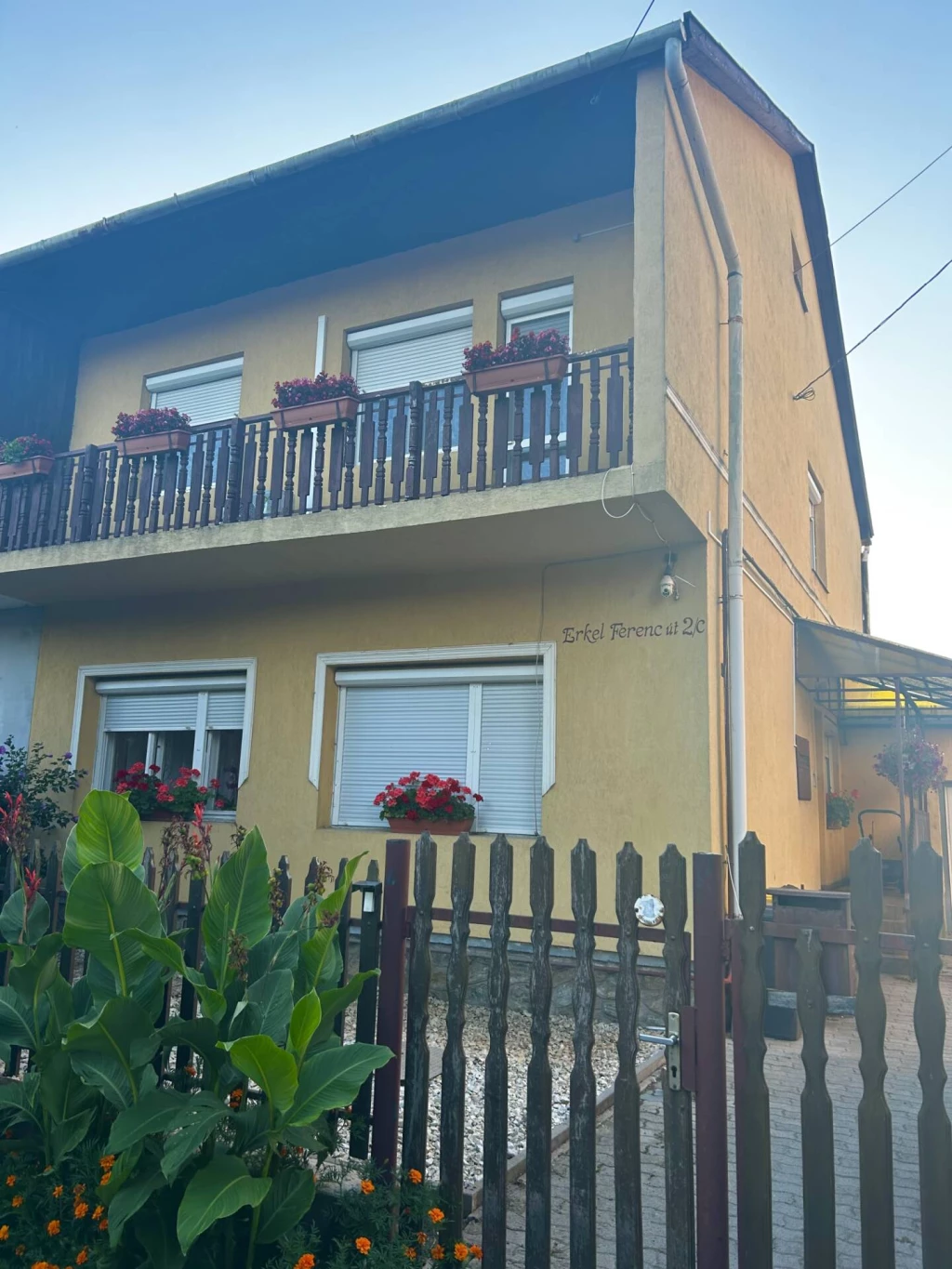 Encsen az Erkel Ferenc utcában eladó egy eltolt szintes 5 szobás családiház!