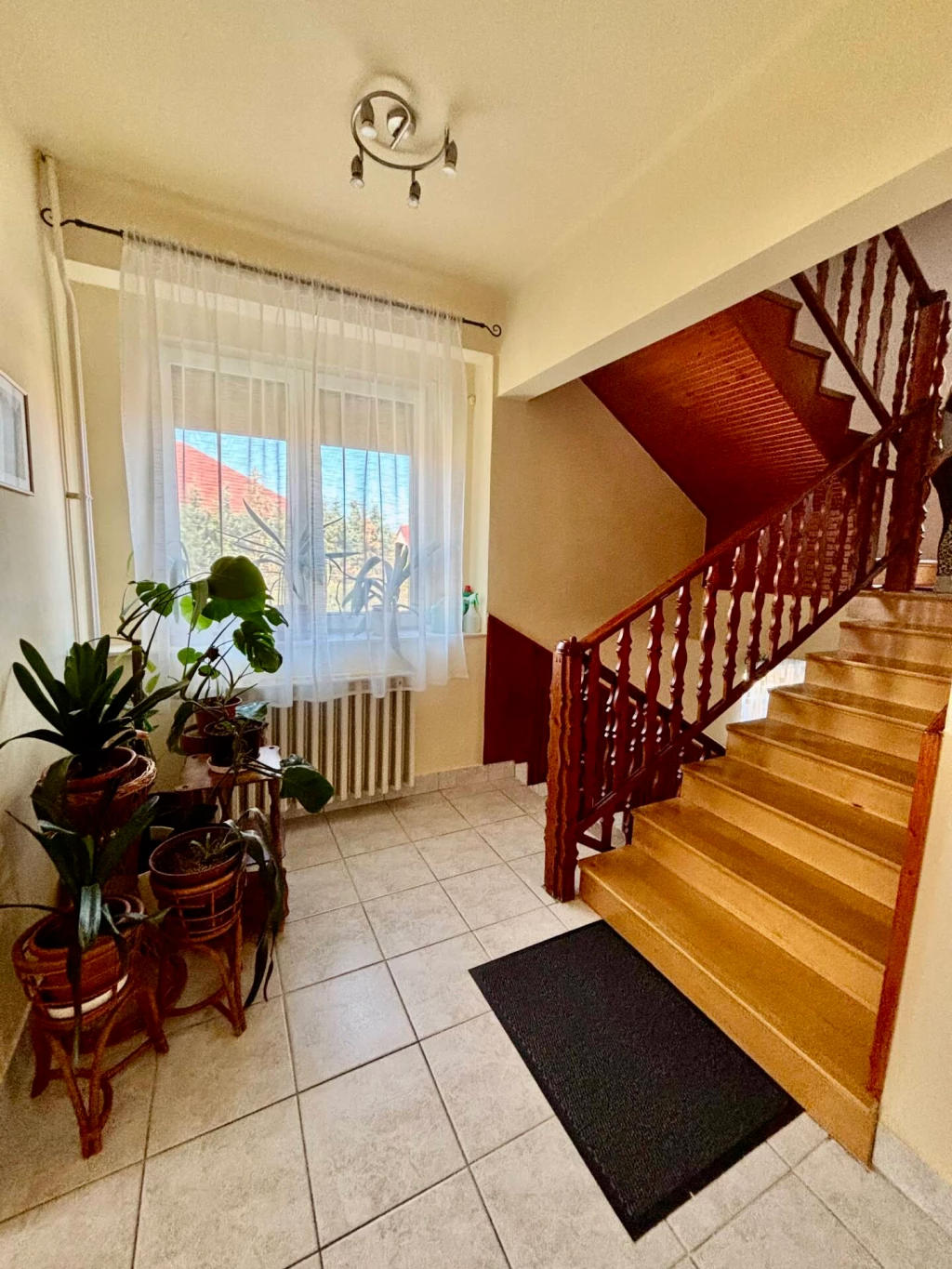 Szikszó kiváló részén eladó egy eltolt szintű 137 m2-es családi ház