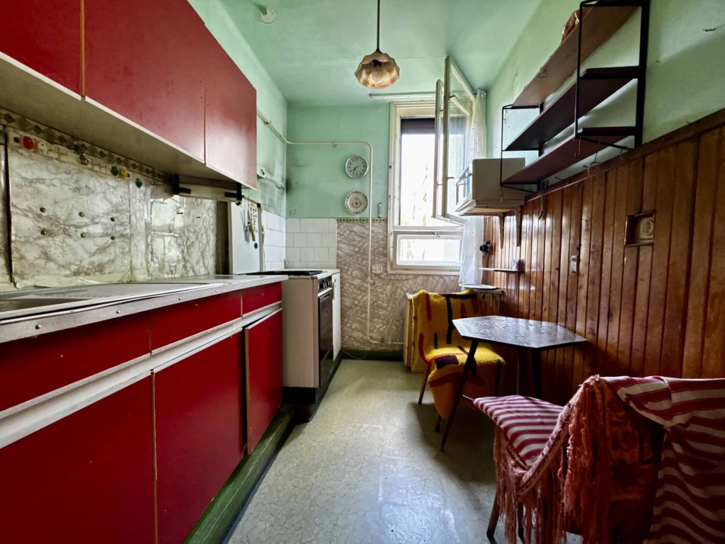 Eladásra kínálunk Miskolcon Diósgyőrben egy 2 szobás, első emeleti, felújítandó lakást!