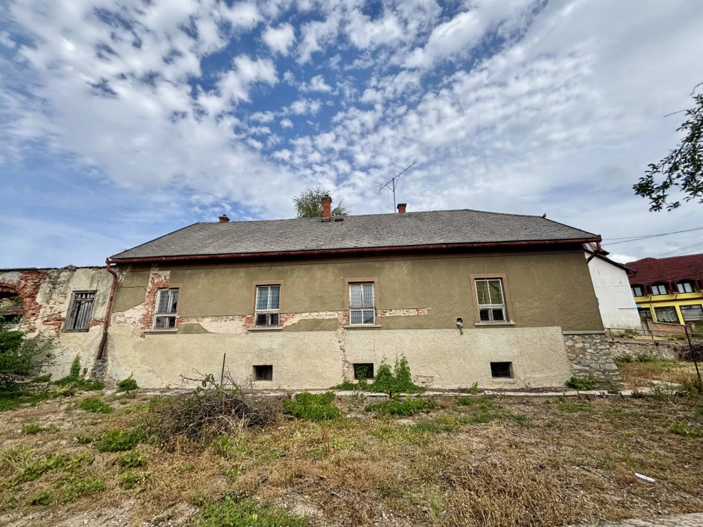 Szendrő központjában kínálunk eladásra egy nagyméretű birtokot felújítandó épületekkel