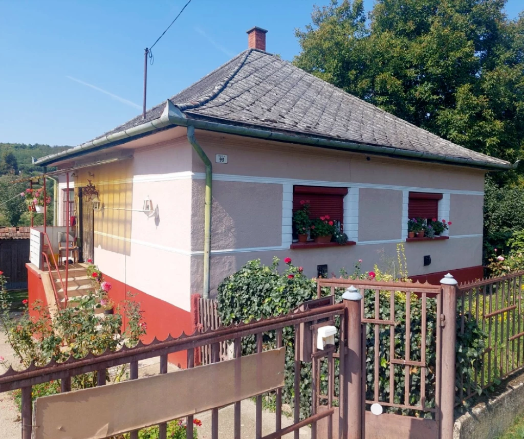 ELADÓ 2 szobás családi ház Szalaszenden!