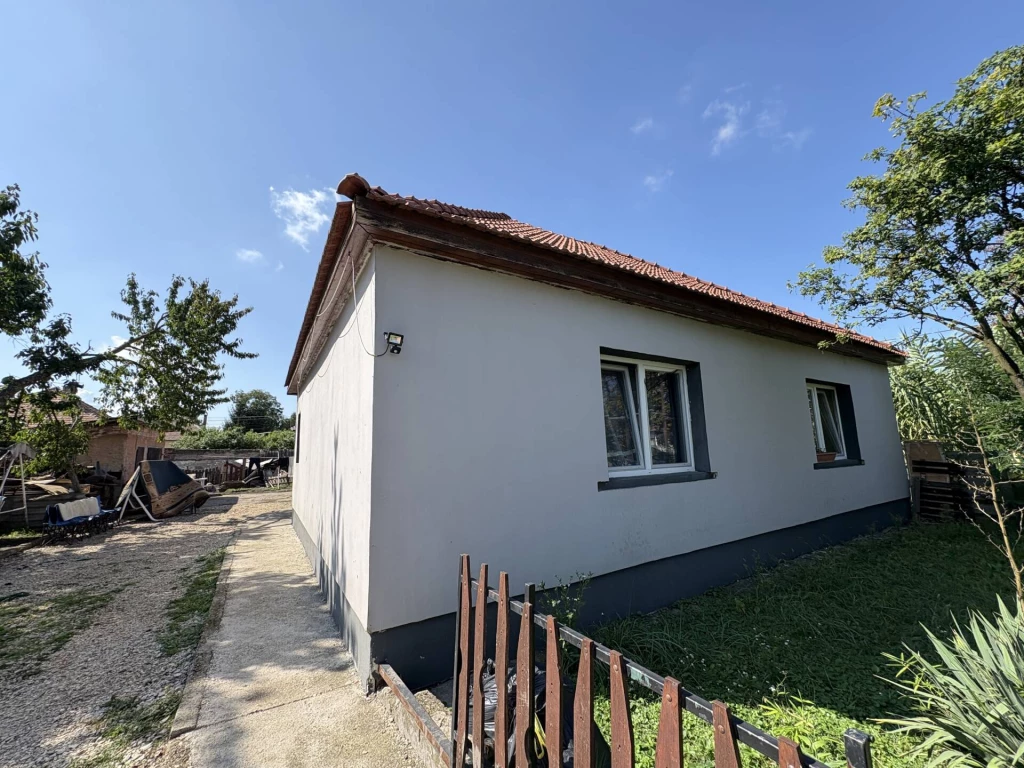 KIZÁRÓLAG NÁLUNK – Szirmabesenyő egyik legkeresettebb részén!  Felújítandó, de már korszerűsített alapokkal rendelkező 4 szobás családi ház eladó!