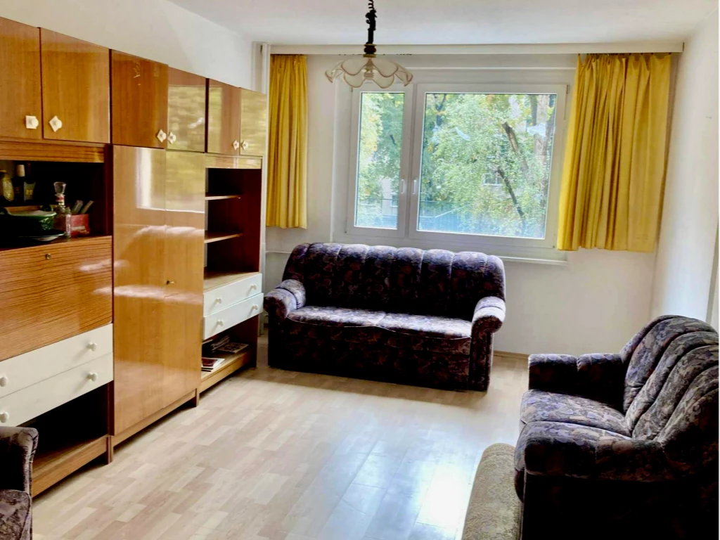 Eladó panelprogramos 2+fél szobás, első emeleti lakás a Győri kapuban, Miskolcon