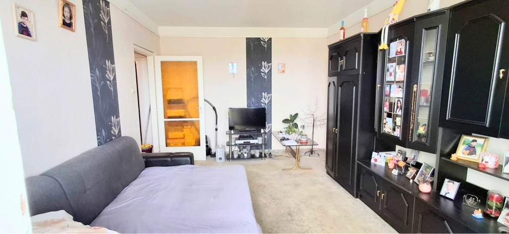 Miskolcon, az Avas III. ütemben, a Mednyánszky utcában kínálunk eladásra egy 61 m² alapterületű, 7. emeleti, 2,5 szobás, részben felújított lakást.