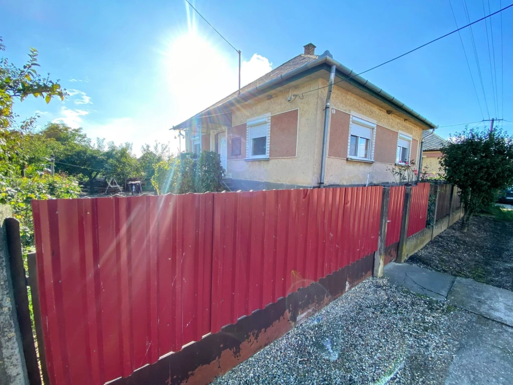 Szentistvánbaksán 2+1 félszobás,szuterénes családi ház eladó!