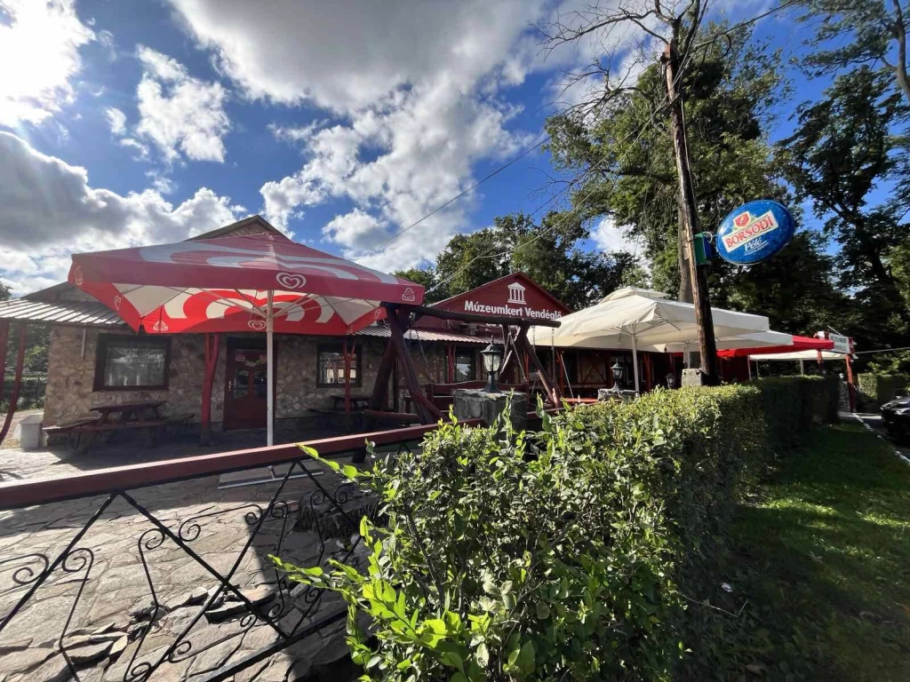 Bejáratott múlt, biztos jövő! Étterem és panzió egyben ,kulcsrakészen eladó!