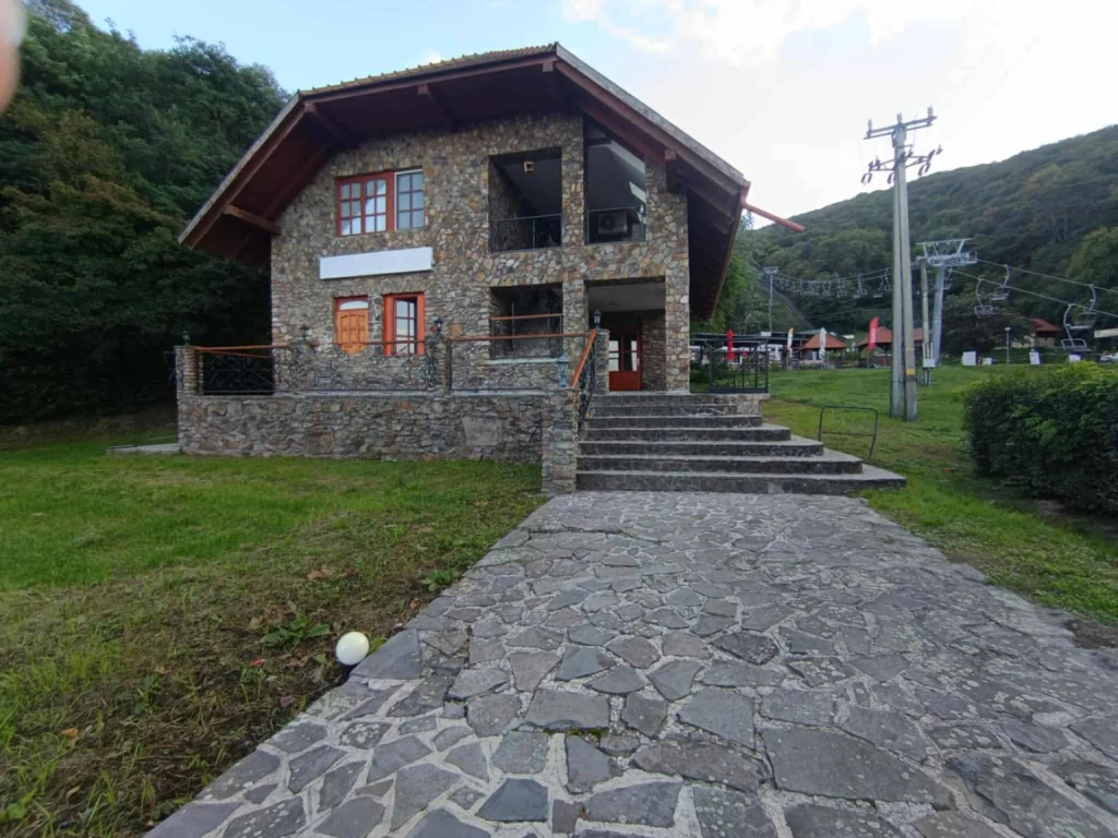 Befektetési lehetőség Sátoraljaújhely szívében :bevezetett büfé és panzió a Kalandpark mellett!