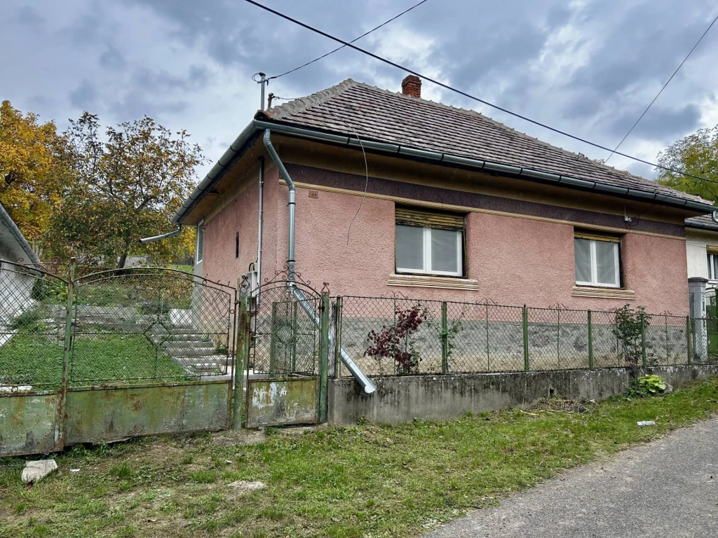 Hejcén eladó felújítás alatt álló, 72 m²-es, két szobás családi ház nagy telekkel!