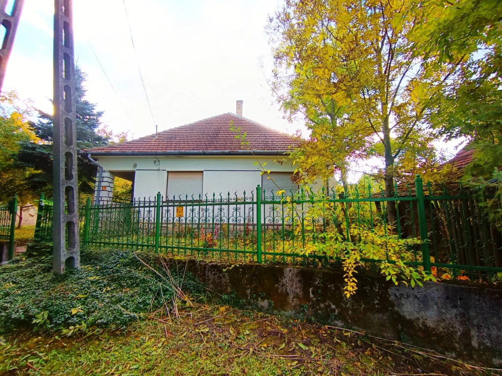 Csend, természet és nyugalom – ELADÓ otthon Erdőhorvátiban.