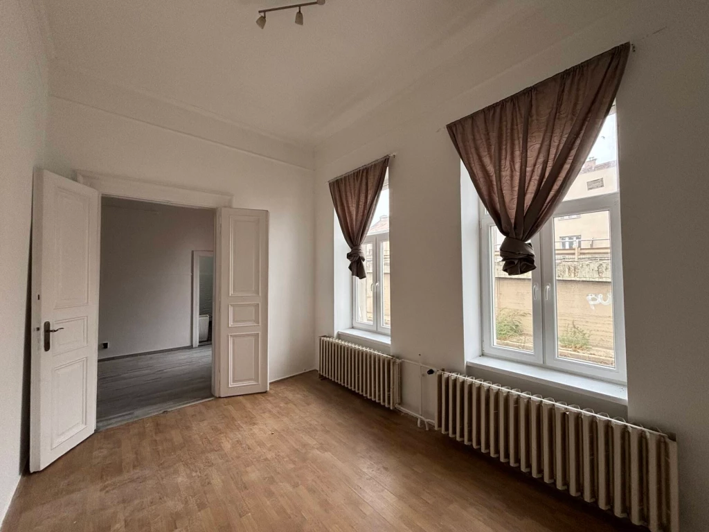 Megvásárlásra kínálunk Miskolcon, a József Attila utcában egy 102 nm-es, 4 szobás családi házat.