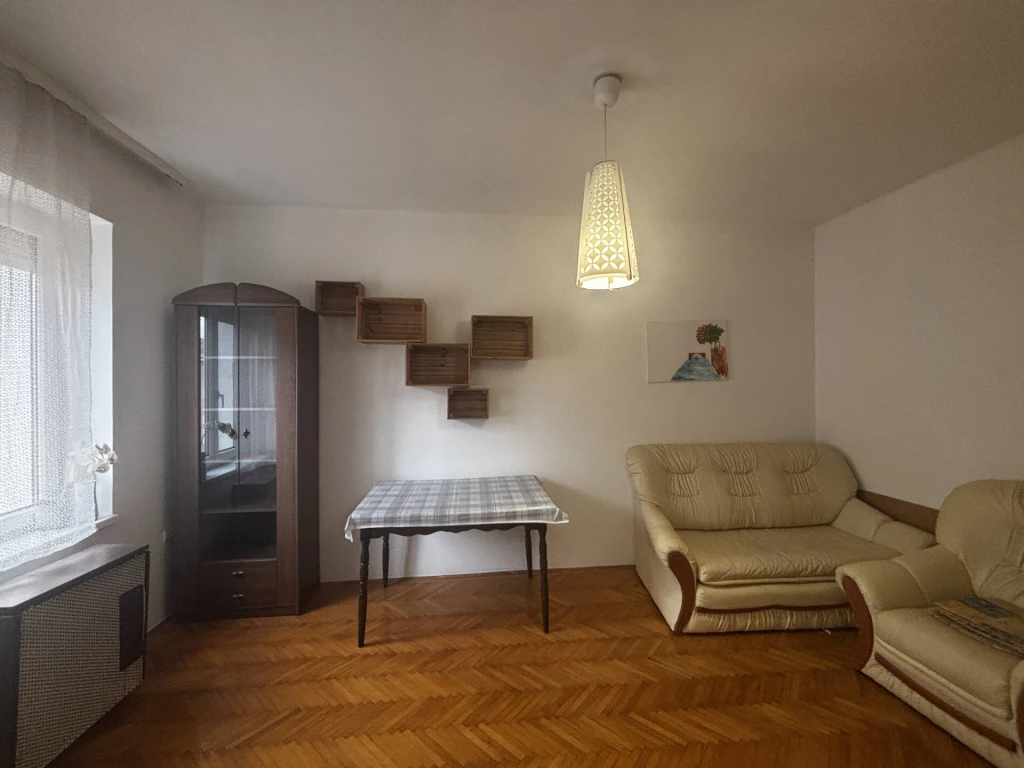 Megvásárlásra kínálunk Miskolcon a Zielinszky utcában egy két és fél szobás felújított lakást.