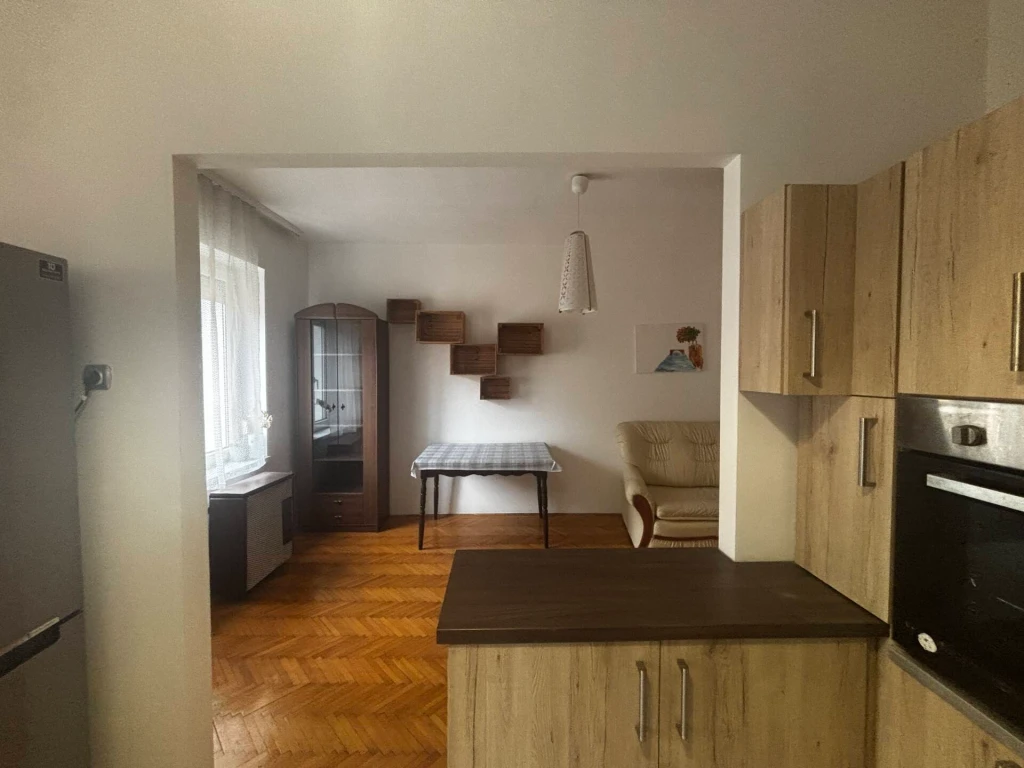 Megvásárlásra kínálunk Miskolcon a Zielinszky utcában egy két és fél szobás felújított lakást.