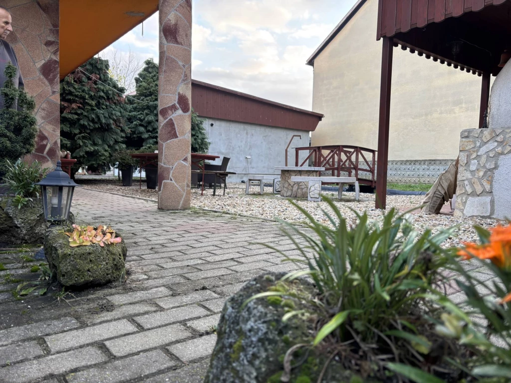 Eladó Felsőzsolca kedvelt, csendes részén egy közel 300 m²-es, 4+2 félszobás, kétgenerációs, duplakomfortos családi ház.