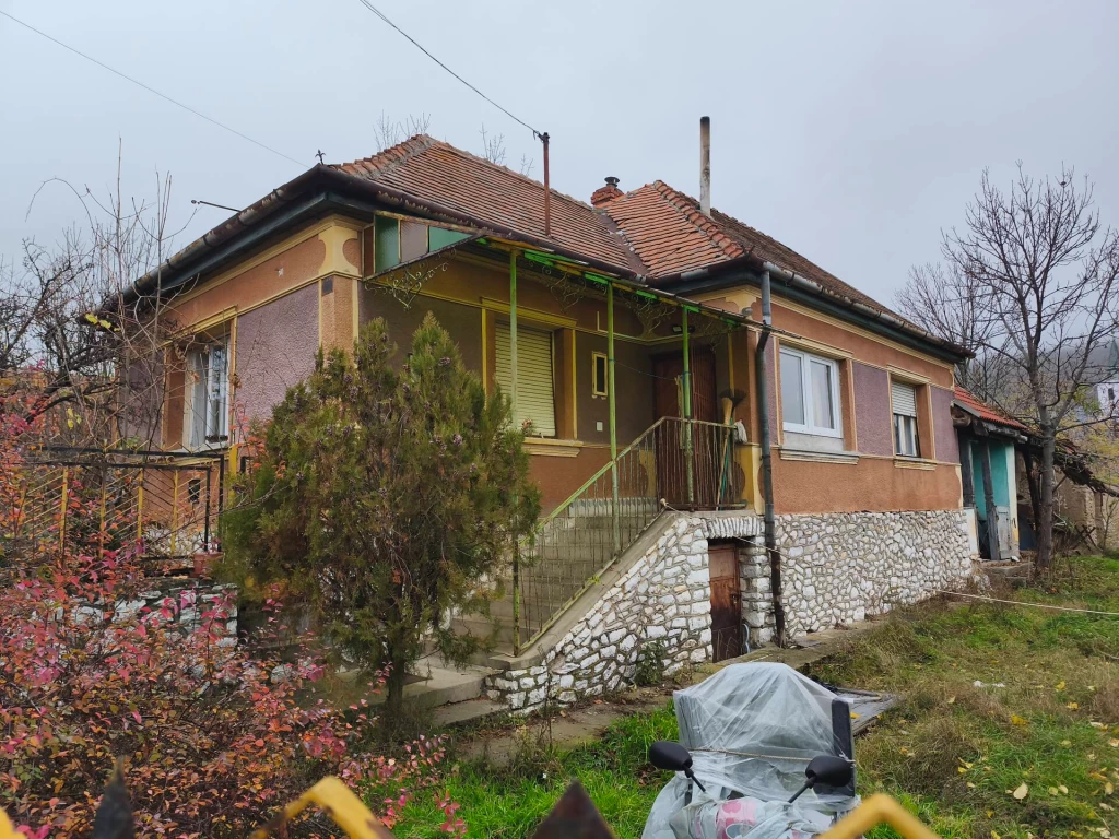 Eladó részben felújított, terméskőből épült családi ház Kisgyőrben – 58 m², 400 m² telek, gyönyörű zöldövezetben